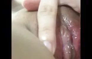 XXX એક ડિપિંગ છોકરી બેડ પર banged