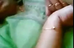 XXX ફેલાવો તેના પગ વિશાળ સિવાય ચિક લટકાવવામાં તેના ભોસ ચુત ગાંડ