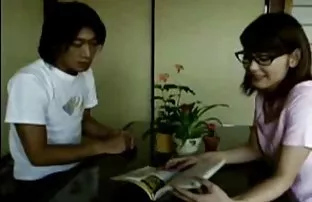 XXX જૂના દાદા Fucks યુવાન રાંડ sipping બીયર