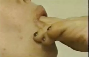 XXX ભીડ માં સ્થિતિસ્થાપક પાછા કાવડ pulsating ઉપકરણ