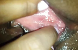 XXX લેસ્બિયન Fucks ગર્લફ્રેન્ડ સાથે આવરણવાળા પર પ્રથમ વ્યક્તિ