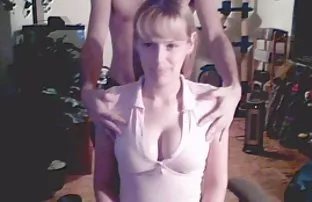 XXX માણસ cums ચહેરા પર ના આકર્ષક પ્રેમિકા