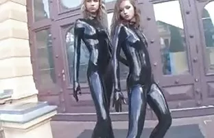 XXX લેસ્બિયન ઘસવામાં તેના pussy અને વિર્ય નીકાળવુ