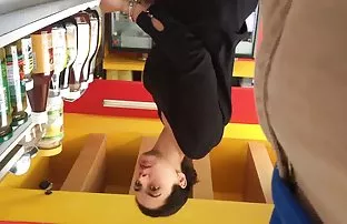 XXX બચ્ચાઓ કપડાં બોલ લીધો અને તેના fucked રશિયન લોડો બંને છિદ્રો