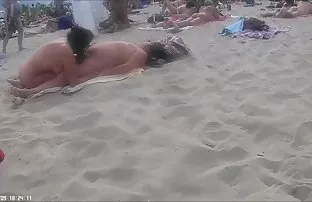 XXX એક માણસ Fucks બે curvy blondes