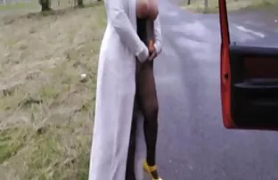 XXX યુવાન સ્ત્રી -- sucks અને સવારી પર ડિક એક સમૃદ્ધ બોયફ્રેન્ડ