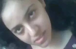 XXX વ્યક્તિ fucked બે Babes ટેબલ પર