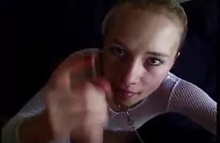 XXX જાગૃત અને fucked તેના સુંદર ગર્લફ્રેન્ડ વગર મુક્તિ સાથે હજામત કરેલું ભોસ ચુત