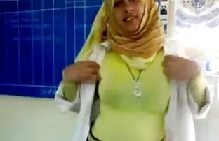 XXX લાલચુ કેબલ fucked બે બચ્ચાઓ બદલીને તેમને એક પછી એક અને વાવેતર તેમને તમામ તિરાડો