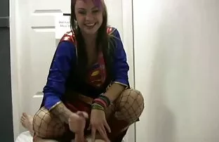 XXX શ્યામ પળિયાવાળું વેશ્યા sucks અને કૂદકા પર boner ખેંચવામાં હજામત કરેલું ભોસ ચુત
