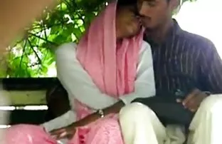 XXX લેસ્બિયન્સ તોફાની આંગળીઓ માં slits